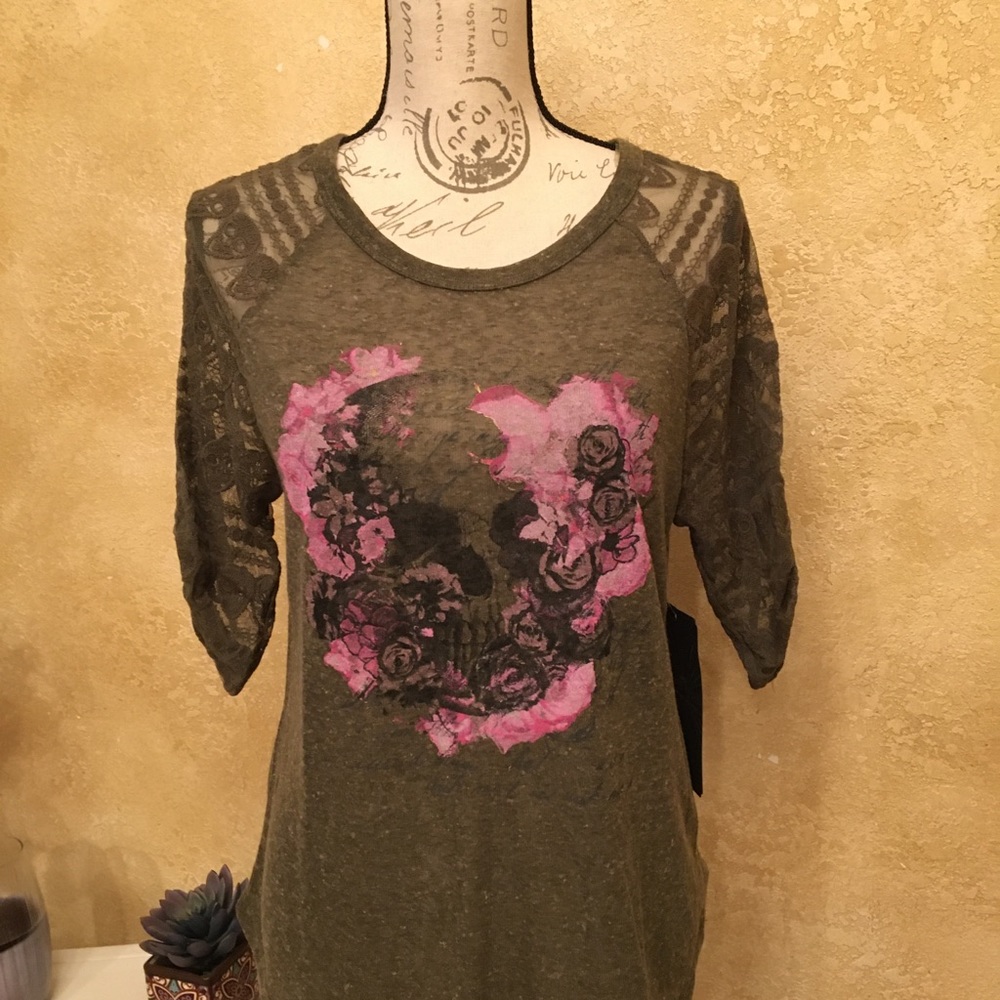 NWT Almost Famous skull top.